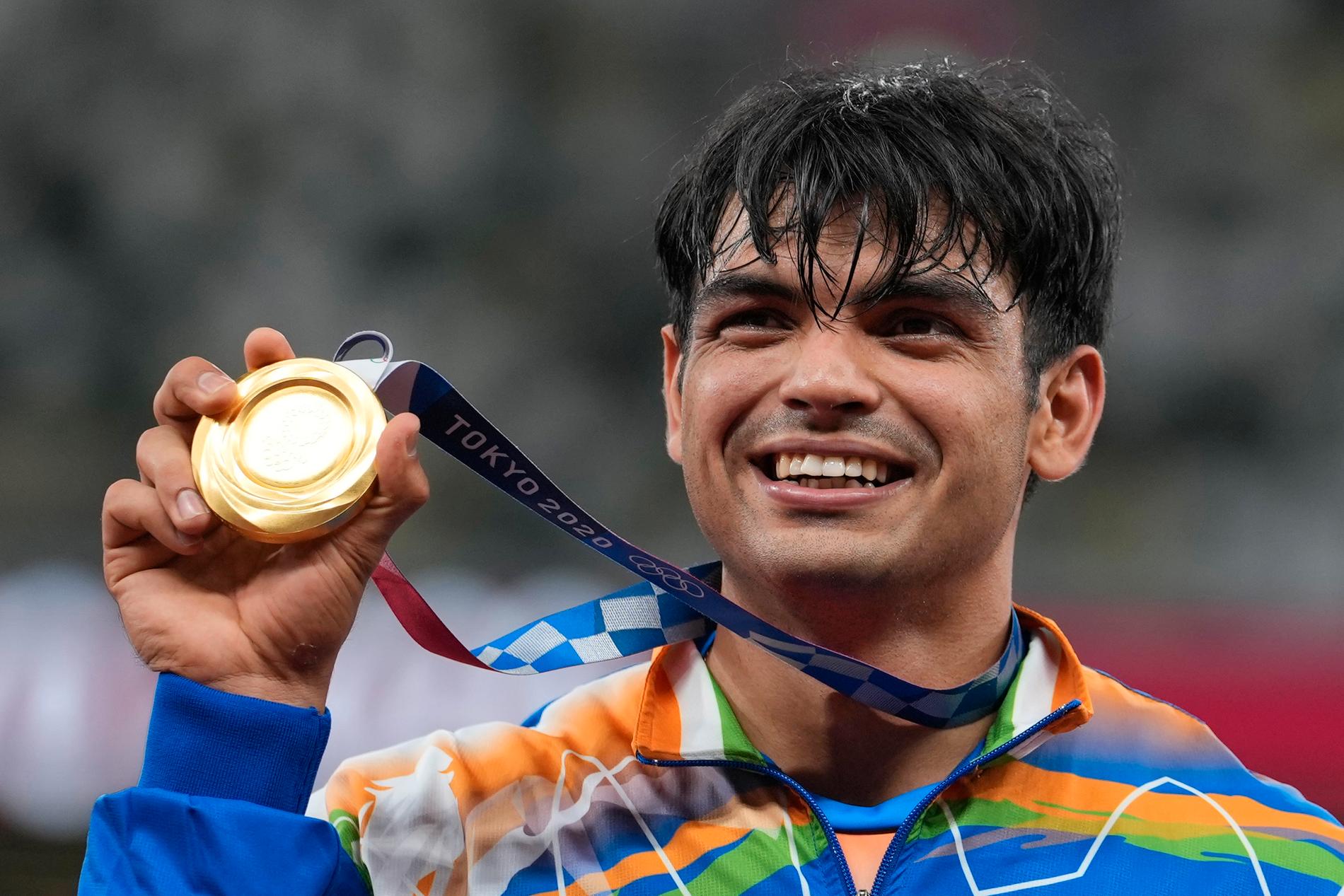 Neeraj Chopra visar upp sin guldmedalj från OS i Tokyo. 