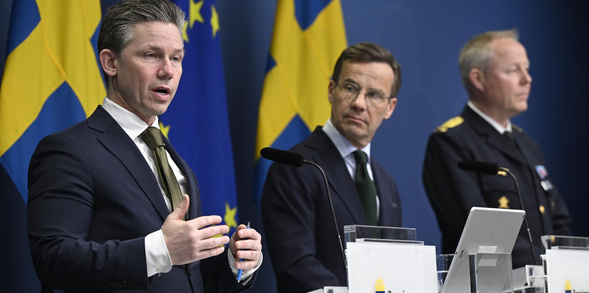 Försvarsminister Pål Jonson (M), statsminister Ulf Kristersson (M)och generallöjtnant Carl- Johan Edström vid presskonferensen om evakueringen av svenskarna. 