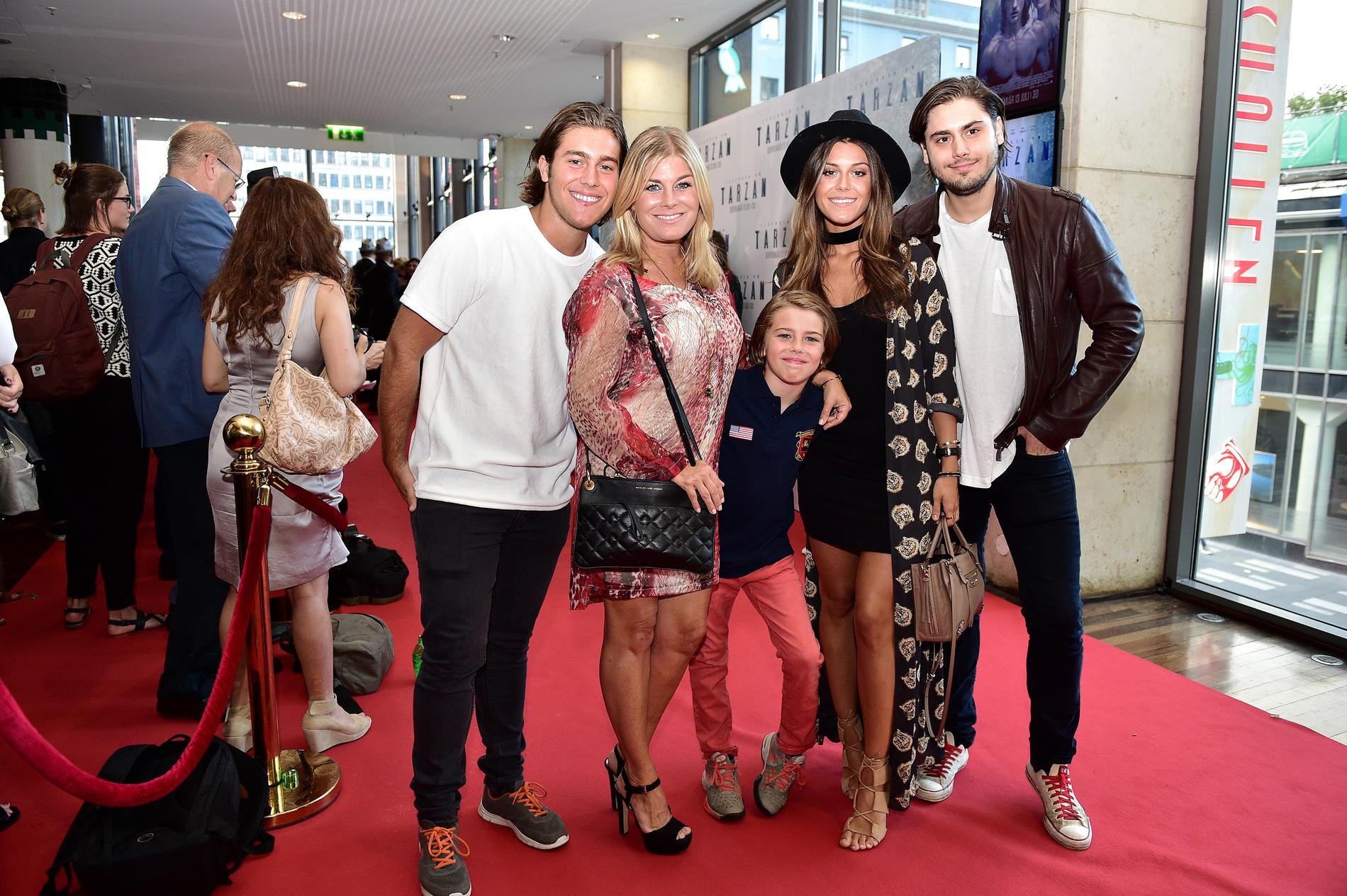 Familjen på bio, Benjamin Ingrosso Wahlgren, Pernilla Wahlgren, Theodor Wahlgren, Bianca ingrosso Wahlgren och Oliver Ingrosso Wahlgren.