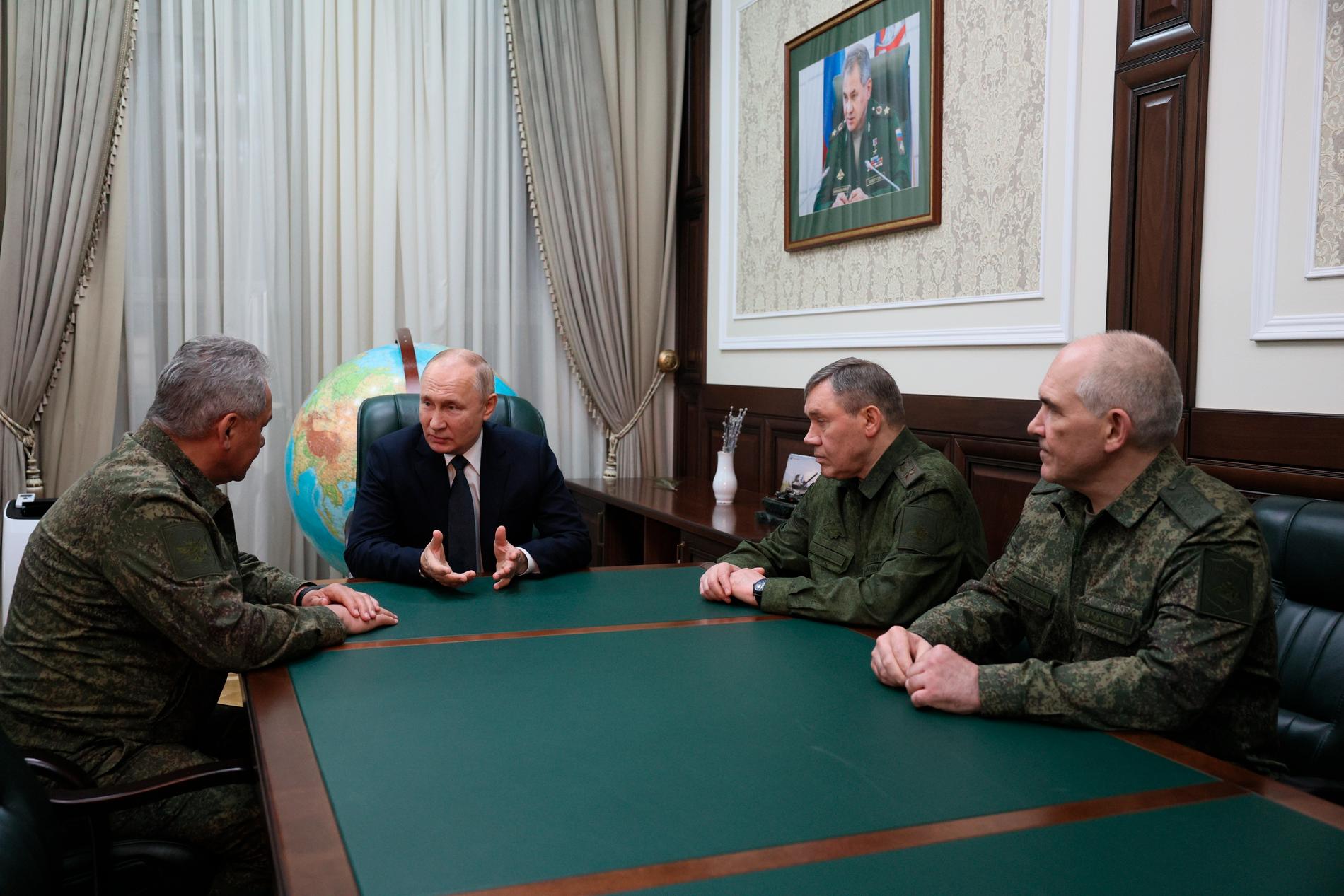 Rysslands president Vladimir Putin tillsammans med landets försvarsminister Sergej Shojgu, arméofficern Valery Gerasimov och en till högt uppsatt general. 