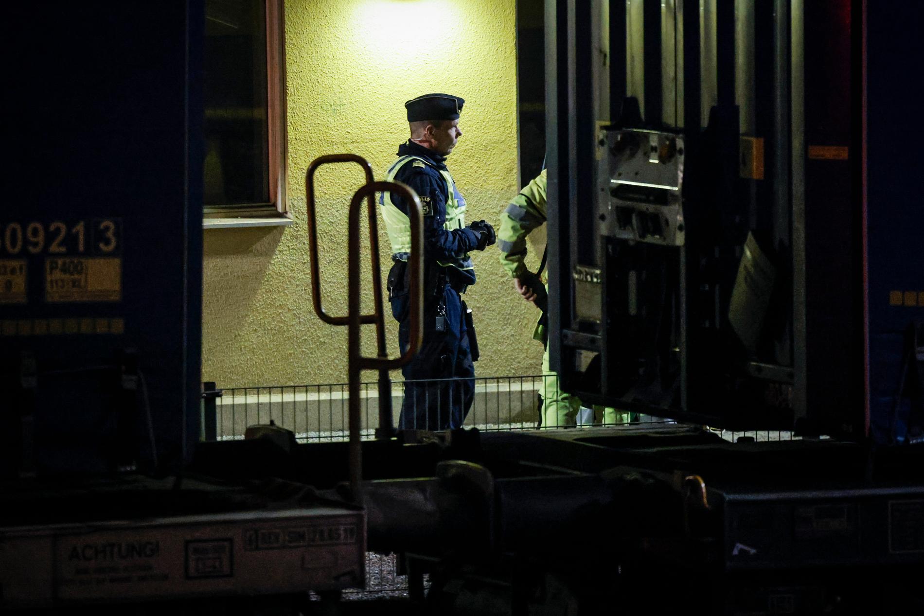 Polis på plats vid Södra station i centrala Örebro där tre personer blivit påkörda av ett tåg.