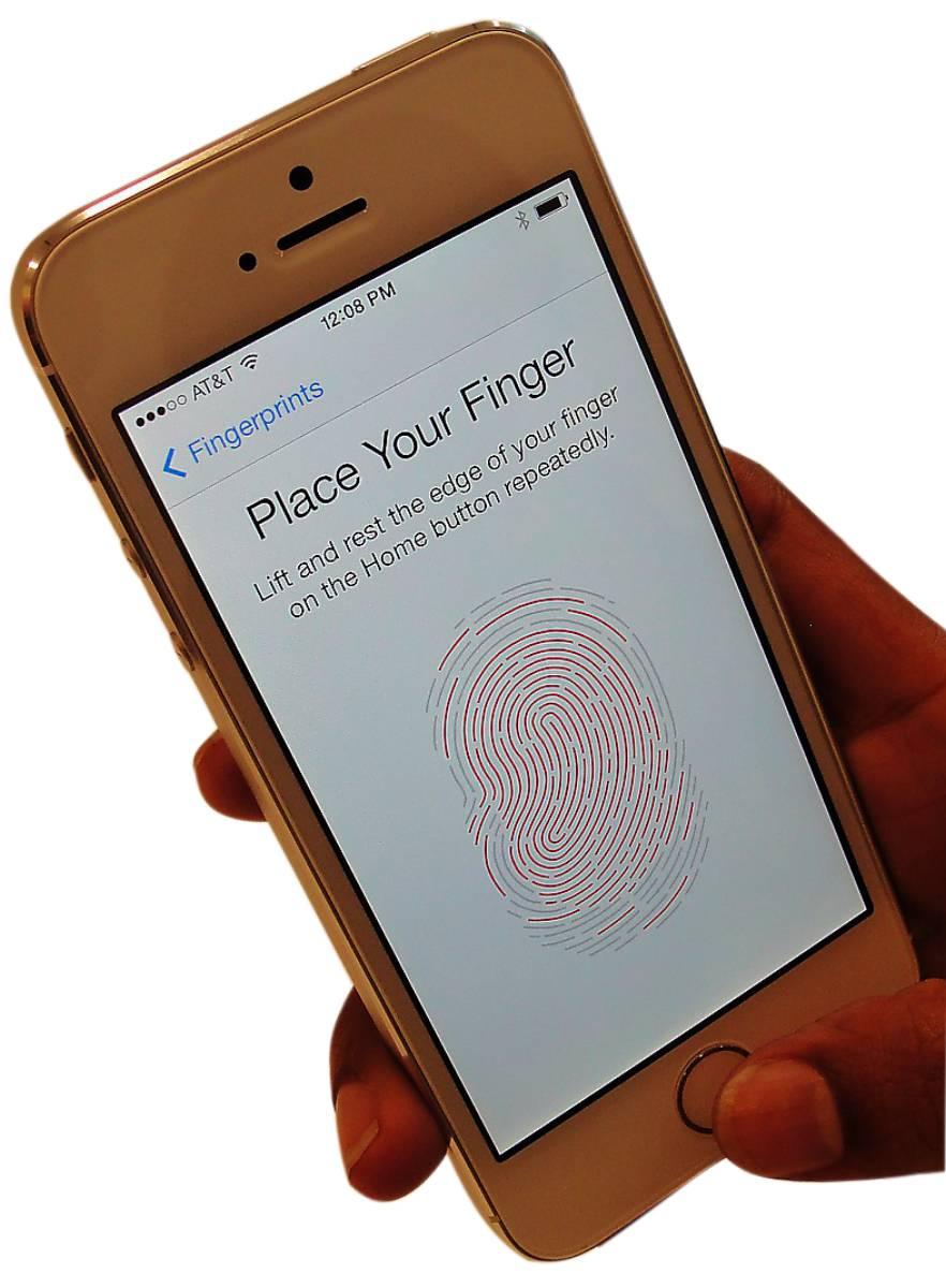 Iphone 5S har en fingeravtrycksläsare i homeknappen (vid tummen). Läsaren ska kunna läsa flera lager av huden, vilket enligt Applegör det omöjligt att kopiera fingeravtryck eller använda död hud.