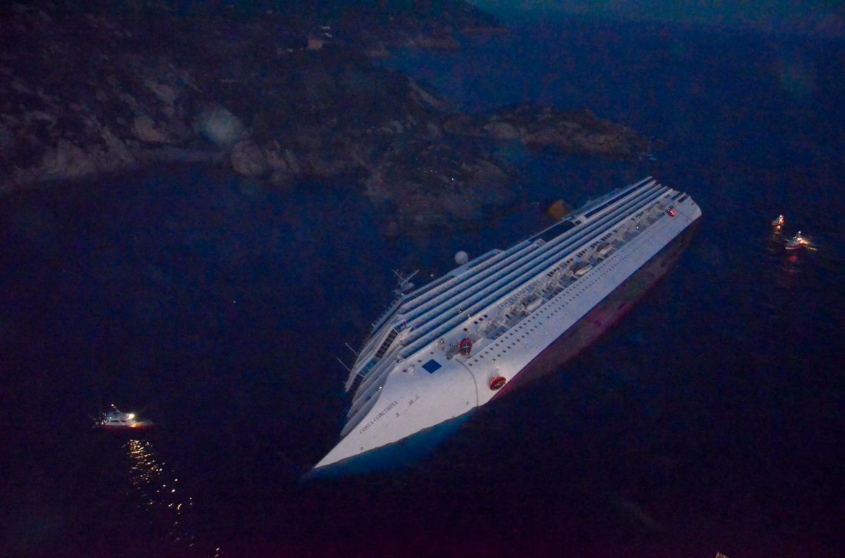40 PERSONER SAKNAS Räddningspersonal letar fortfarande efter överlevande efter fartygskatastrofen utanför Italiens kust. Och det finns hopp – sent i natt hittades mirakulöst två personer vid liv på ett av fartygets däck.