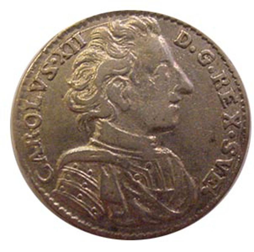 Karl XII med peruk på ett mynt från 1699 ...