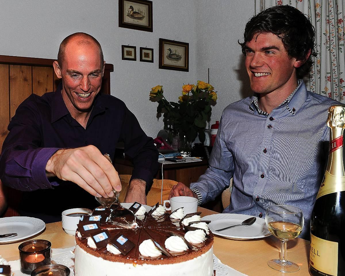 tårtkalas Björn Ferry och Fredrik Lindström firade VM-medaljerna med tårta och champagne tillsammans med resten av det framgångsrika skidskyttelandslaget.Foto