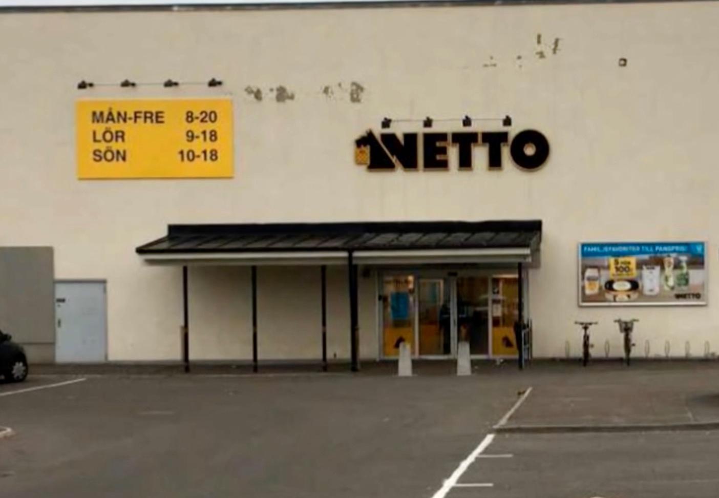 En anställd på Netto i Falköping hotades med kniv och bands ute på lagret.