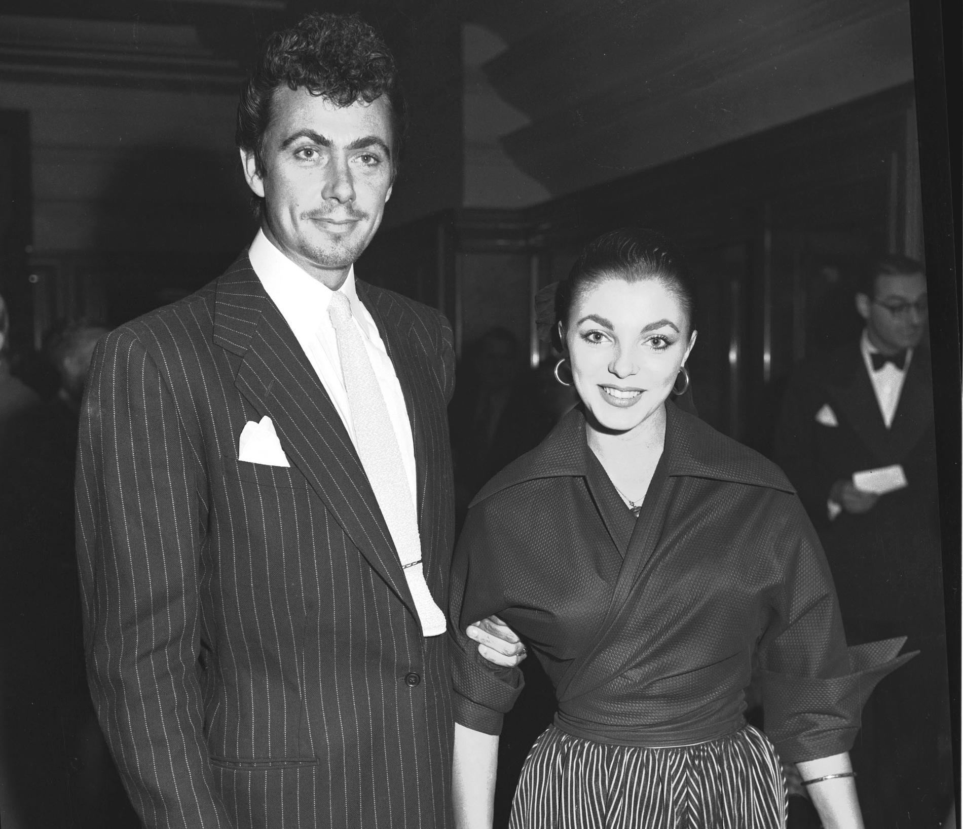 Joan Collins och Maxwell Reed efter vigselceremonin på Collins 19-årsdag 1952. 