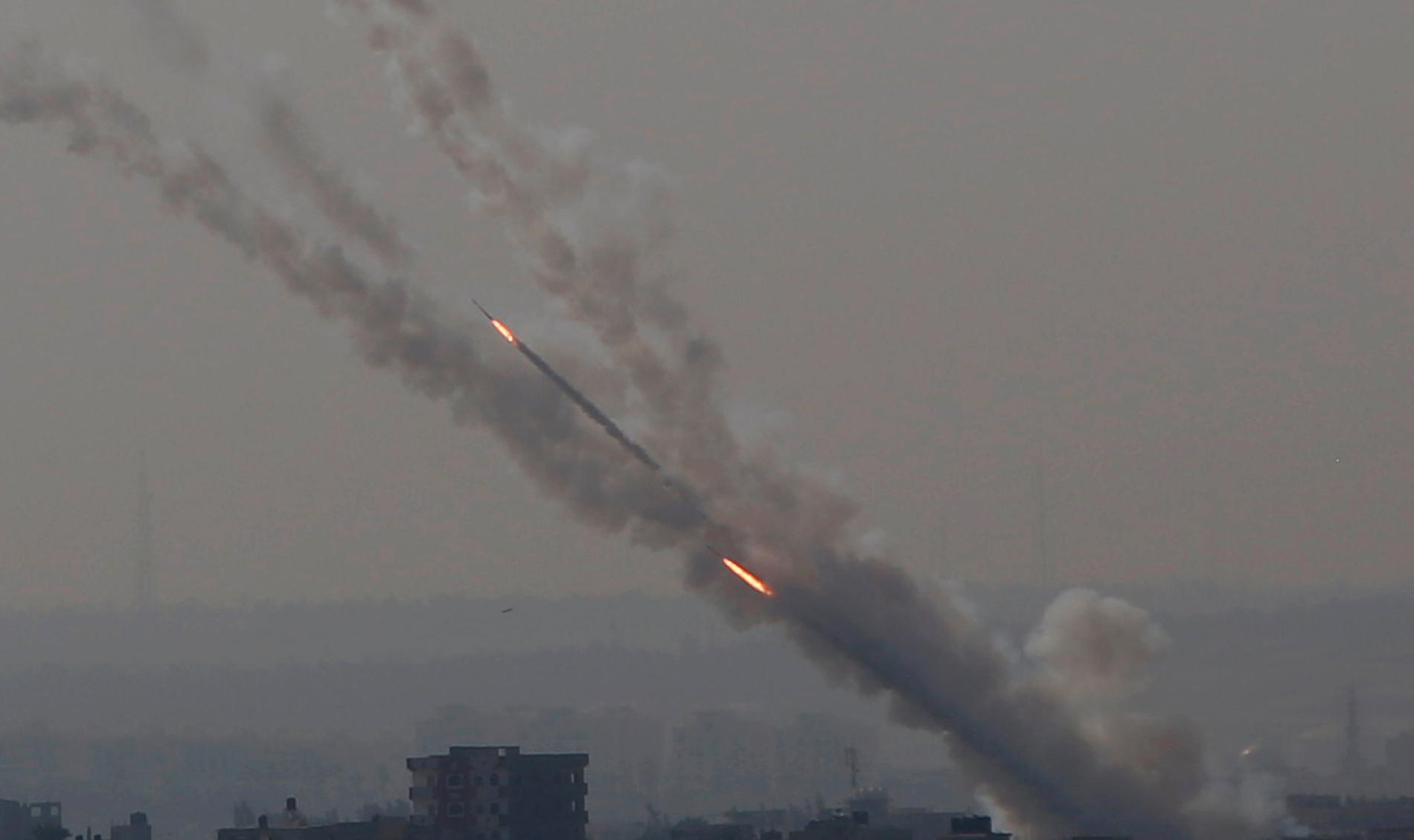 Raketer avfyras från Gazaremsan mot Israel på tisdagen.