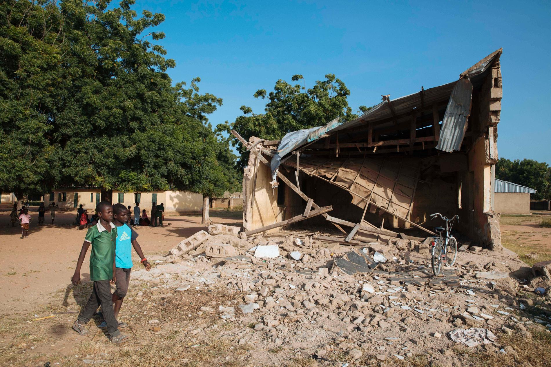 En förstörd skola i delstaten Adamawa, söder om delstaten Borno. För flyktingarna som börjar återvända till sina hem i Nigeria väntar stora utmaningar, varnar hjälporganisationer.