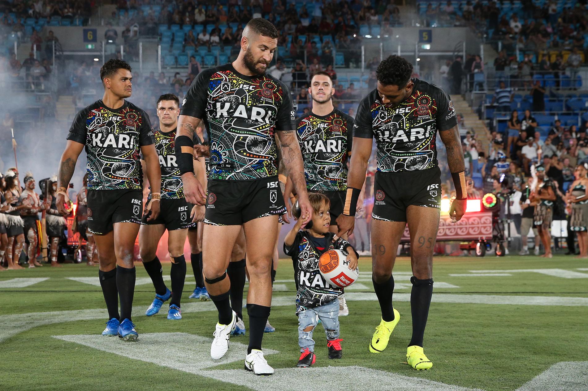 På lördagen fick Quaden gå in hand i hand på planen med rugbyligan The Indigenous All Stars. 