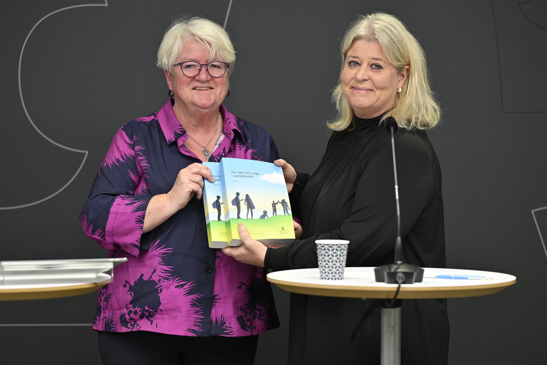 Socialtjänstminister Camilla Waltersson Grönvall tillsammans med utredare Carina Ohlsson under dagens pressträff.
