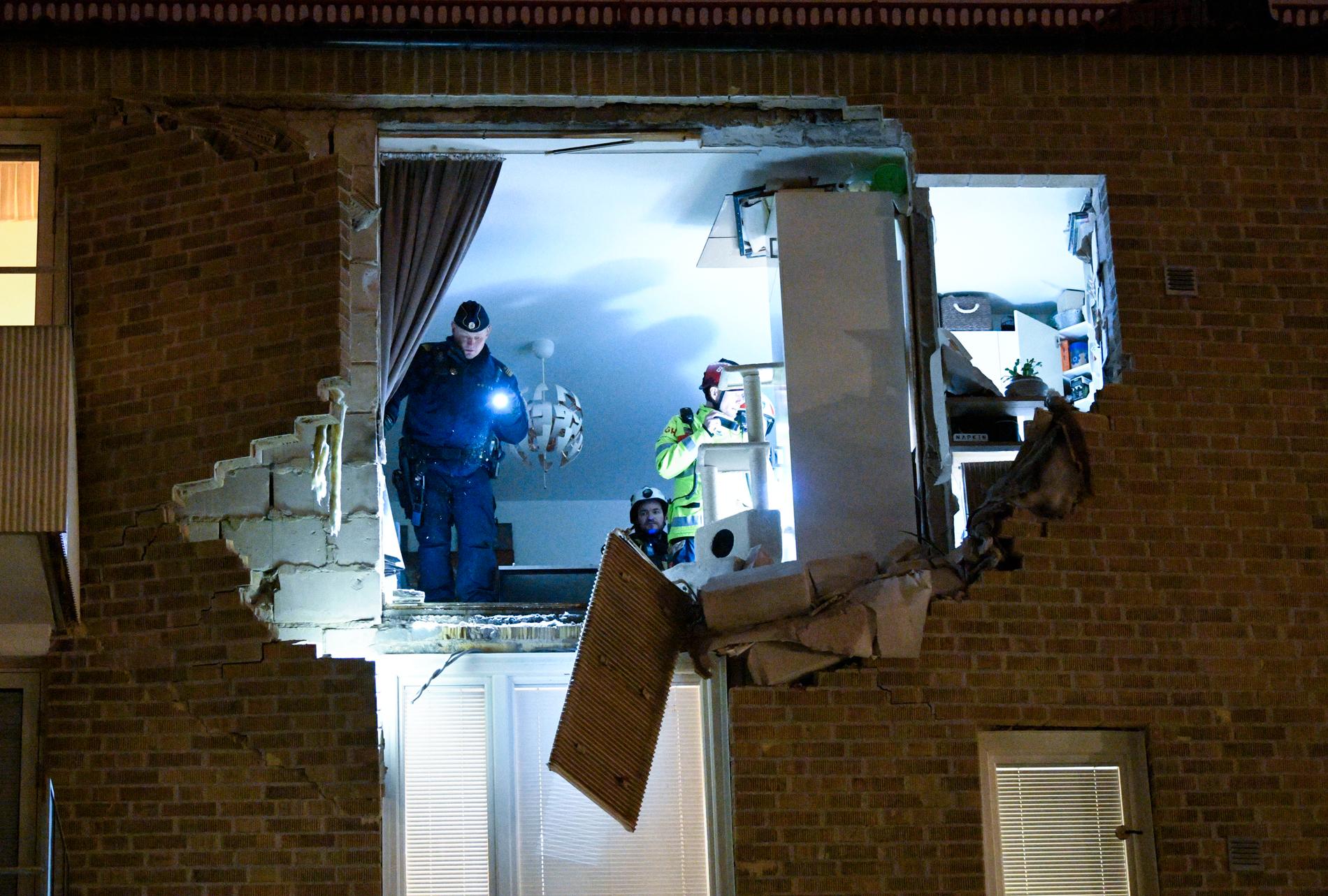 Lägenheten i Lund där en explosion inträffade undersöktes av räddningspersonal och polis.