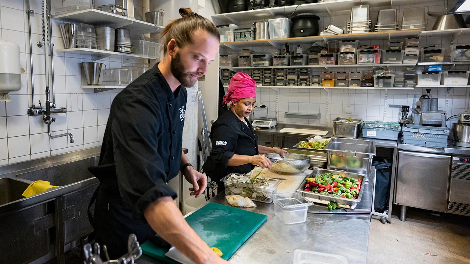 Filip Lundin och Letehannes Klefleyesus jobbar sida vid sida i restaurangköket. Filip berättar att Letehannes och hennes kollegor ofta är en inspiration i köket och lär honom om nya, spännande smaker. 