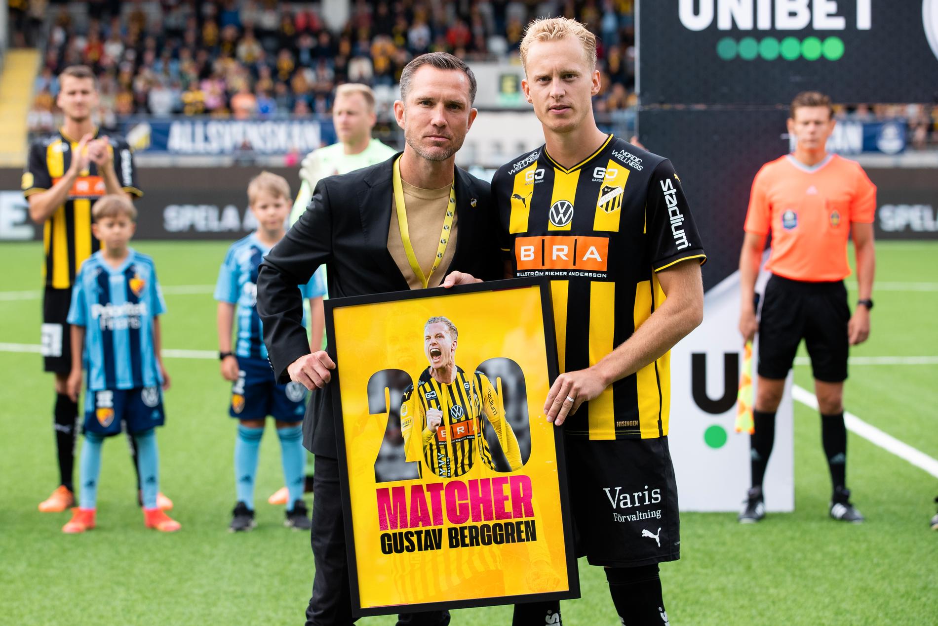 Häckens Gustav Berggren uppmärksammades för 200 spelade matcher av sportchef Martin Ericsson innan matchen mot Djurgården.