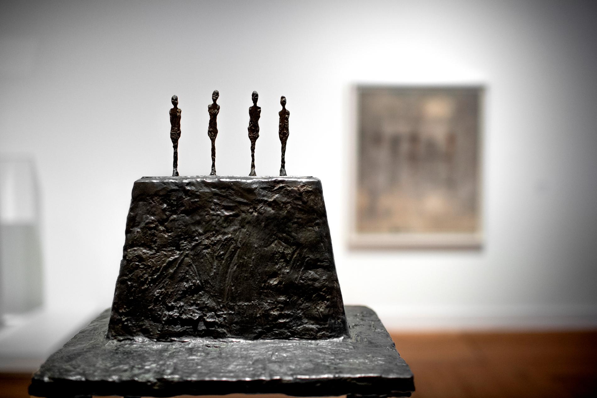 Alberto Giacometti började visa sina verk i slutet på 1920-talet och efter en utställning 1929 blev han upptäckt av flera surrealister, som var mycket inflytelserika i Paris under den tiden. Han var vän med bland andra Picasso, Salvador Dali, Georges Bataille och Samuel Beckett.