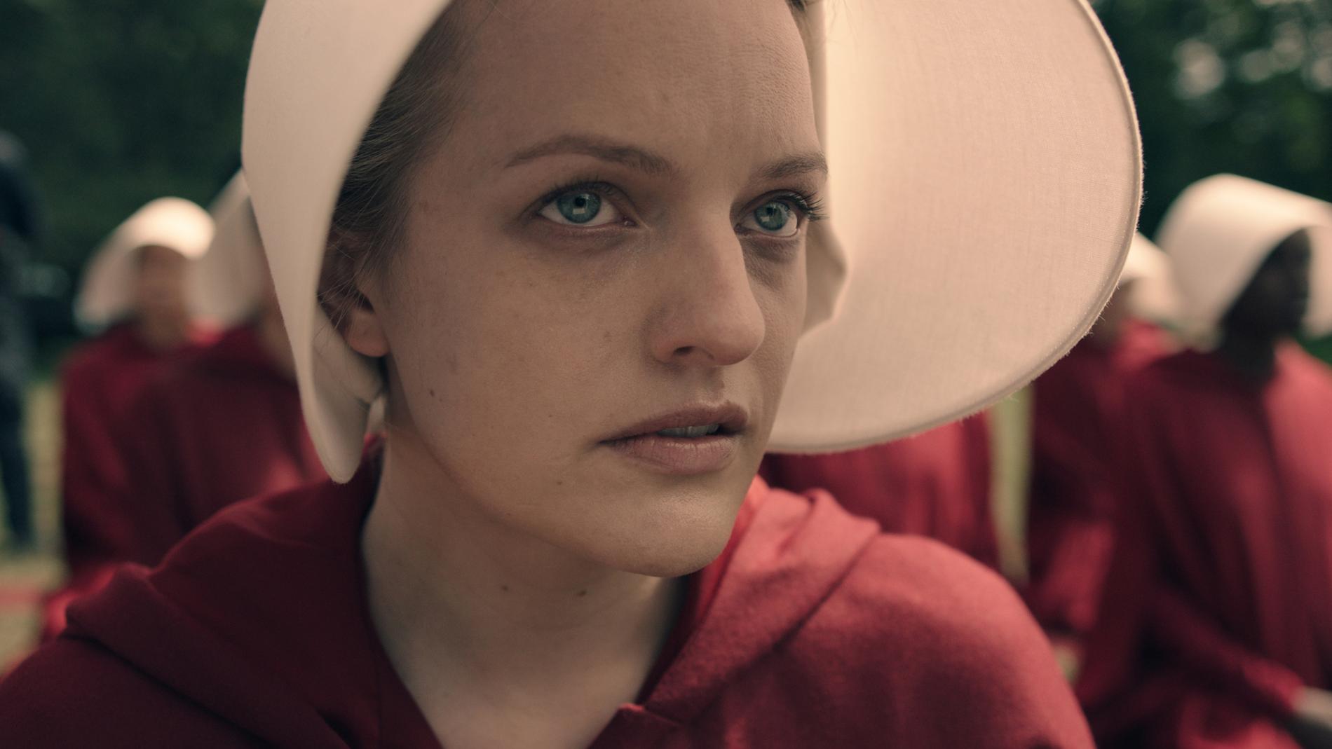 Elisabeth Moss som Offred i ”The handmaid’s tale”