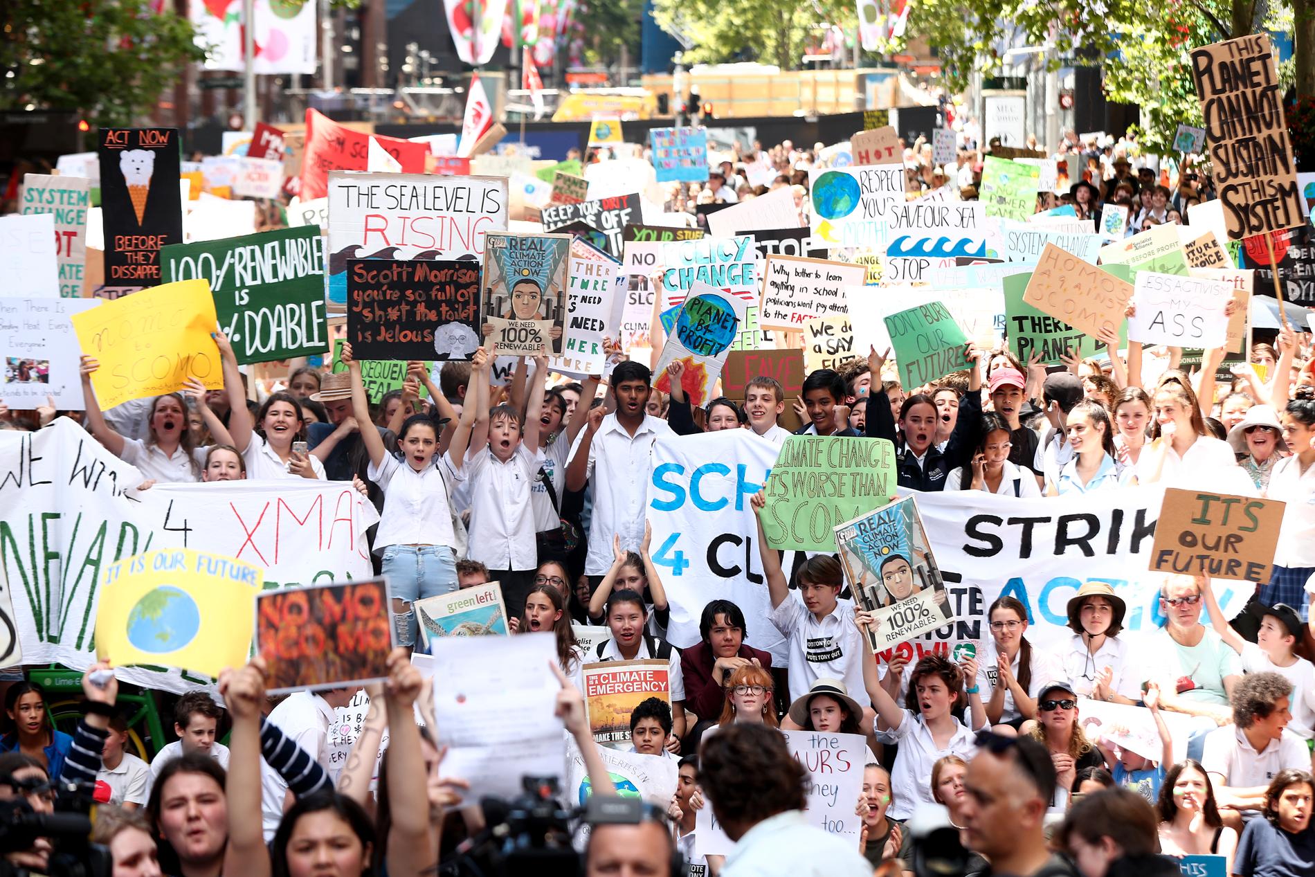 Elever i Sidney, Australien skolstrejkar till förmån för klimatet inspirerade av Greta Thunberg. 