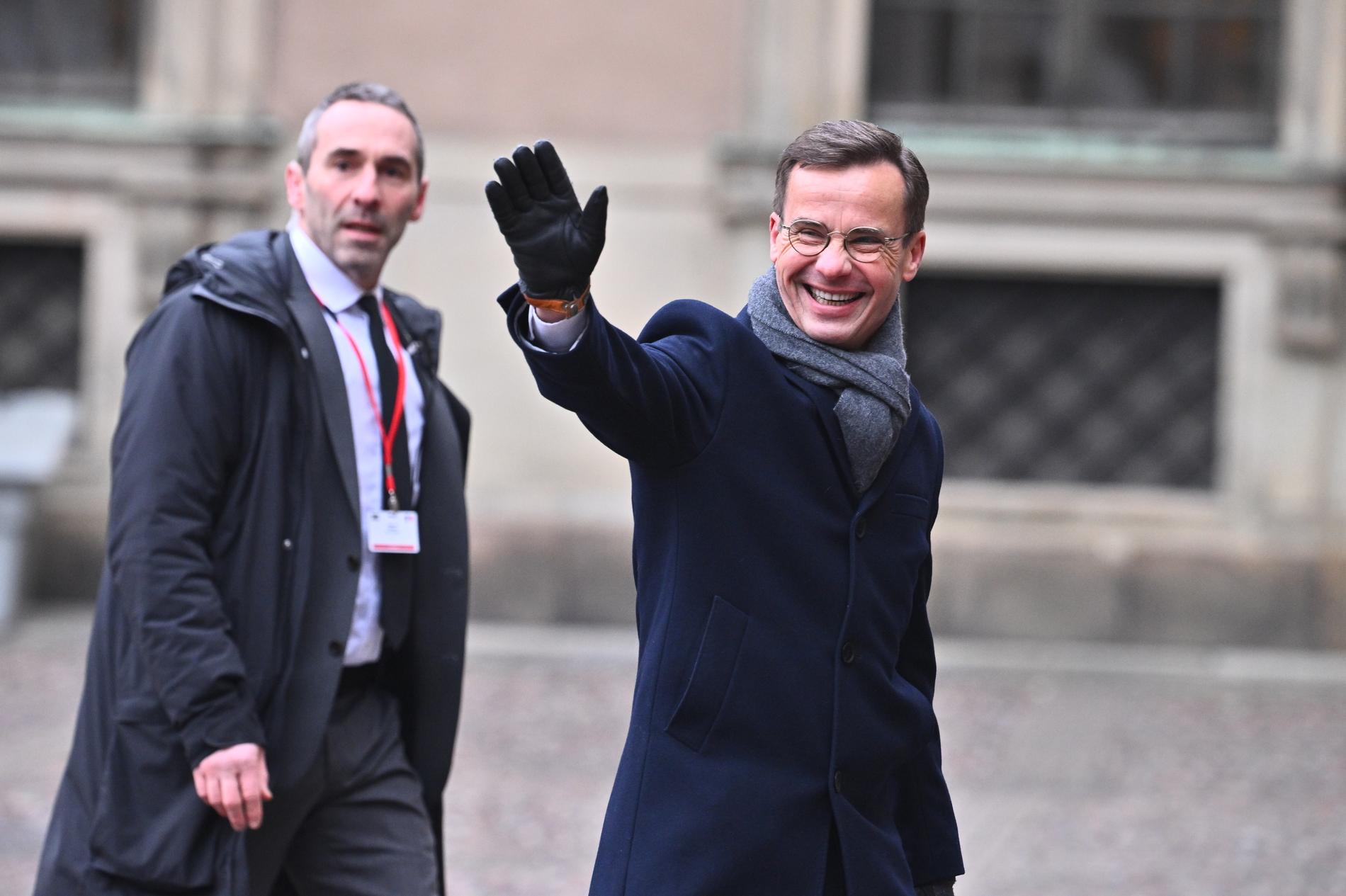 Statsminister Ulf Kristersson anländer till Stockholms slott för möte med Frankrikes president Emmanuel Macron.
