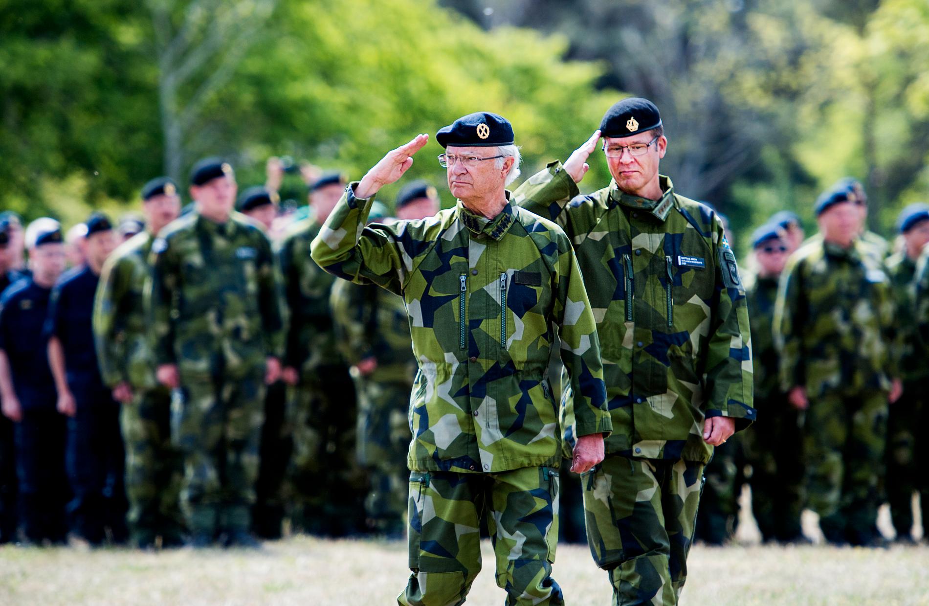 Kung Carl Gustaf deltar i invigningsceremoni Gotlands regemente P 18 i Visby.