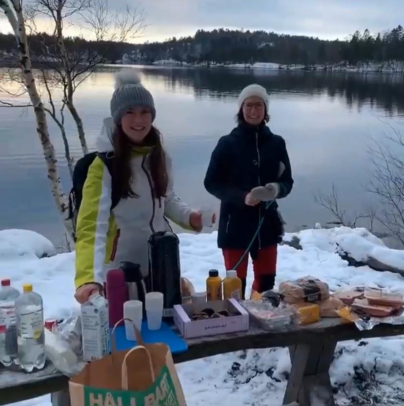Korv, kaffe och kaka bjöd väninnorna Marie Ekwall och Leyla Simonsson i helgen.