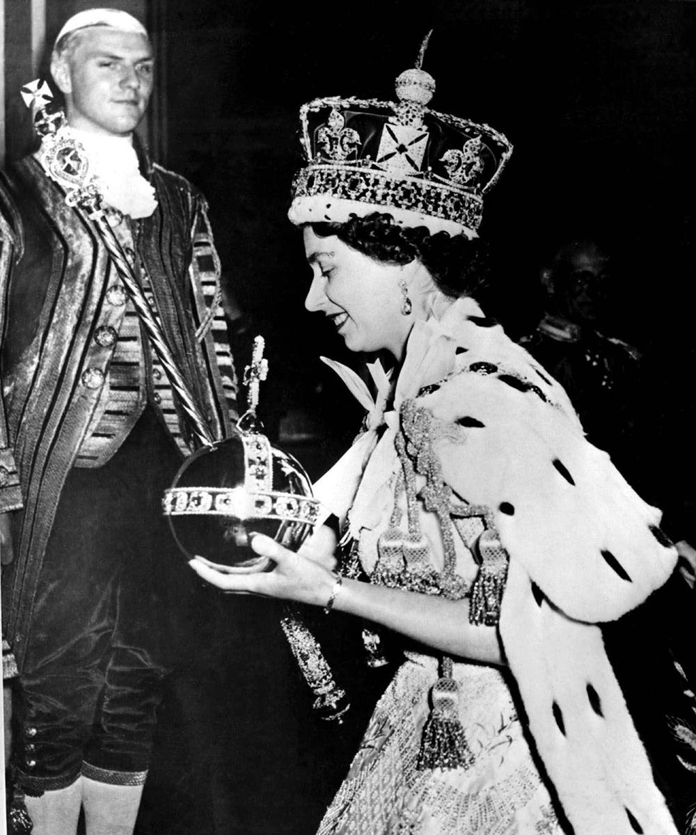 Drottning Elizabeth kröntes 2 juni 1953. När hennes son kröns 2023 kommer den traditionstunga ceremonin vara moderniserad och kortare. 