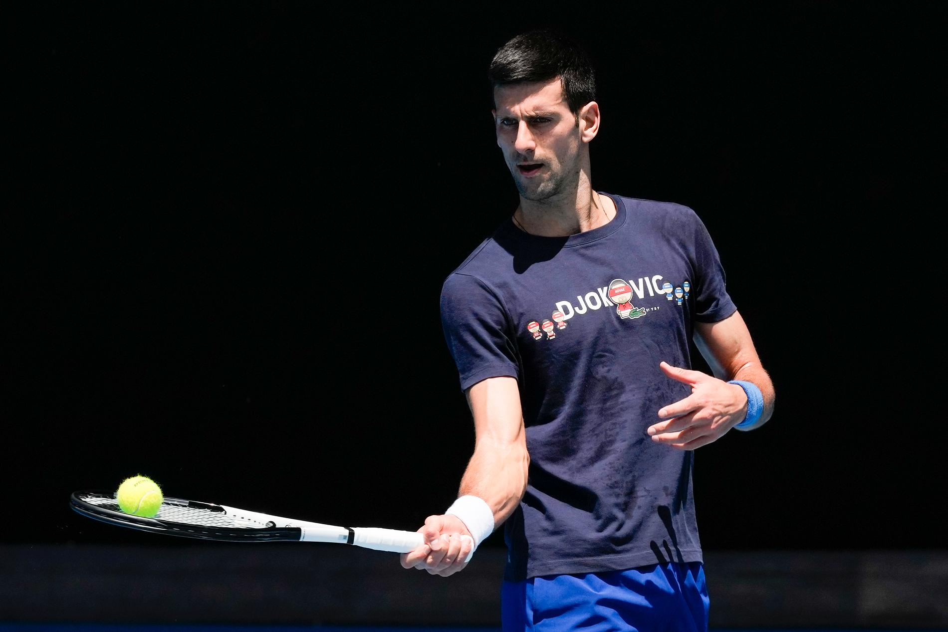 Novak Djokovic tränar i Melbourne inför Australian Open.