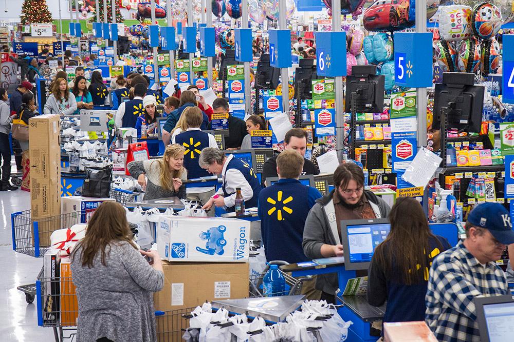 Black Friday är fortfarande den mest populära shoppingdagen i USA, här slår kunder in sina varor på Walmart under Black Friday 2014.