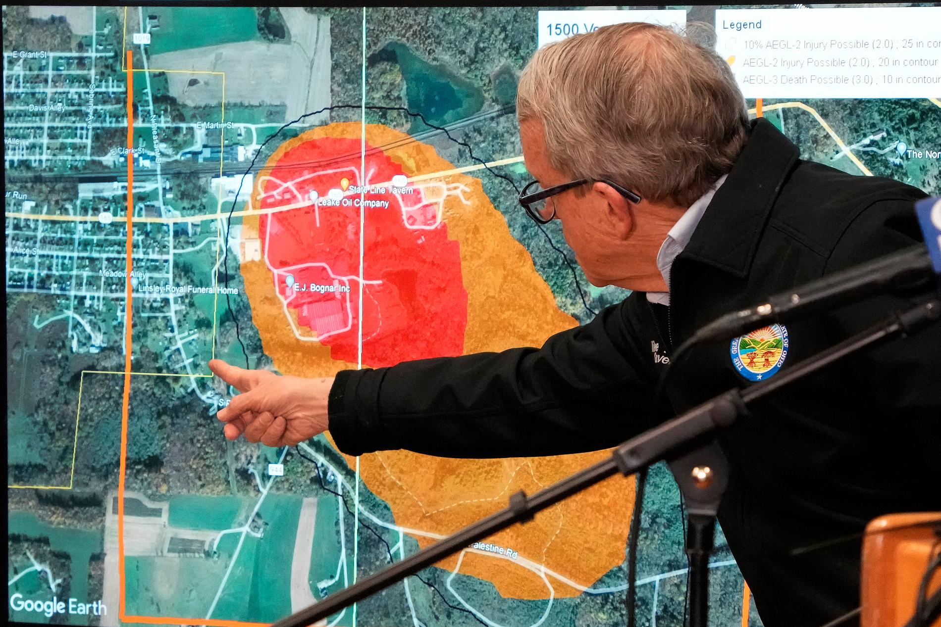 Ohios guvernör Mike DeWine visar en karta där de evakuerade områdena är markerade.