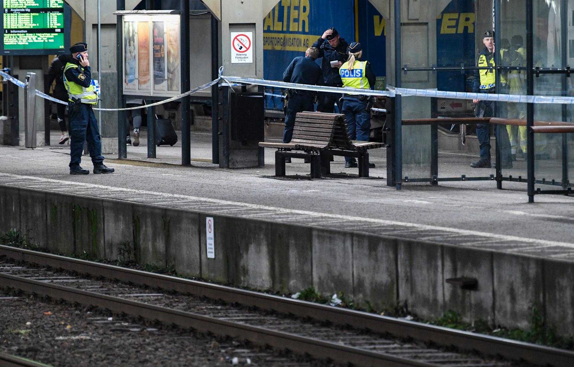 Polis vid den plats på Lunds central där en kvinna den 2 december blev påkörd av ett tåg efter att ha dragits ned på spåret.