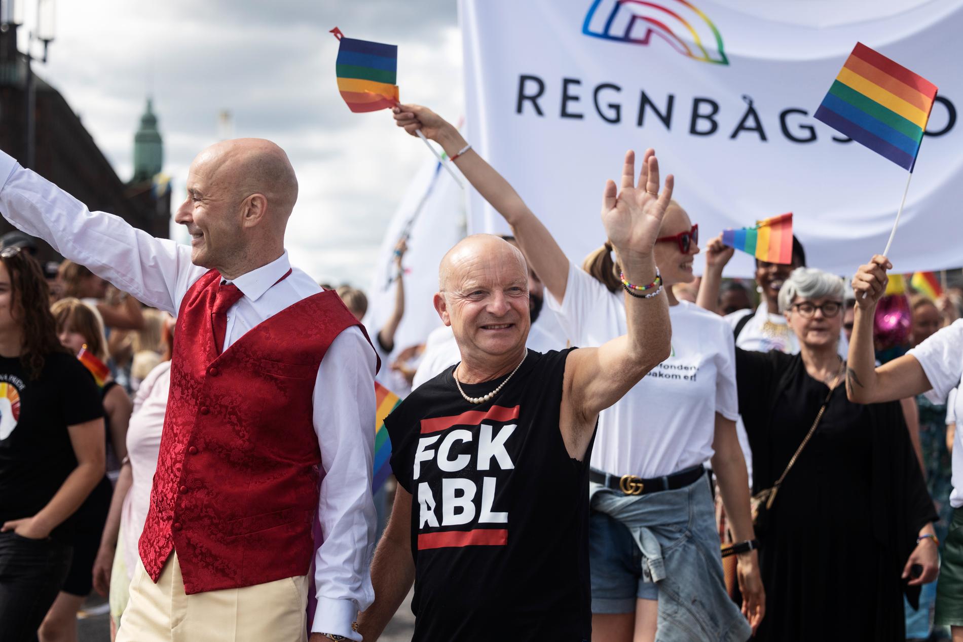 Mark Levengood och Jonas Gardell i Prideparaden 2022.