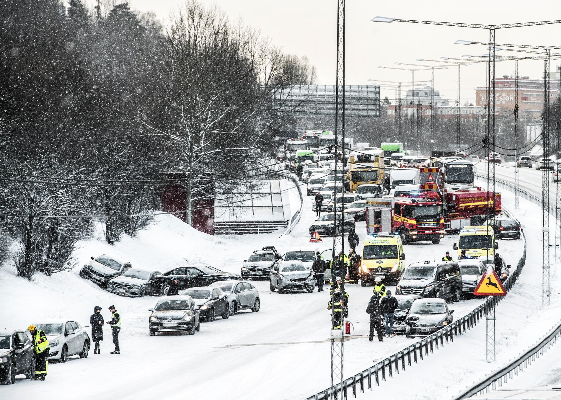 Trafikolycka vid Häggvik på onsdagen, med ett tjugotal bilar inblandade.