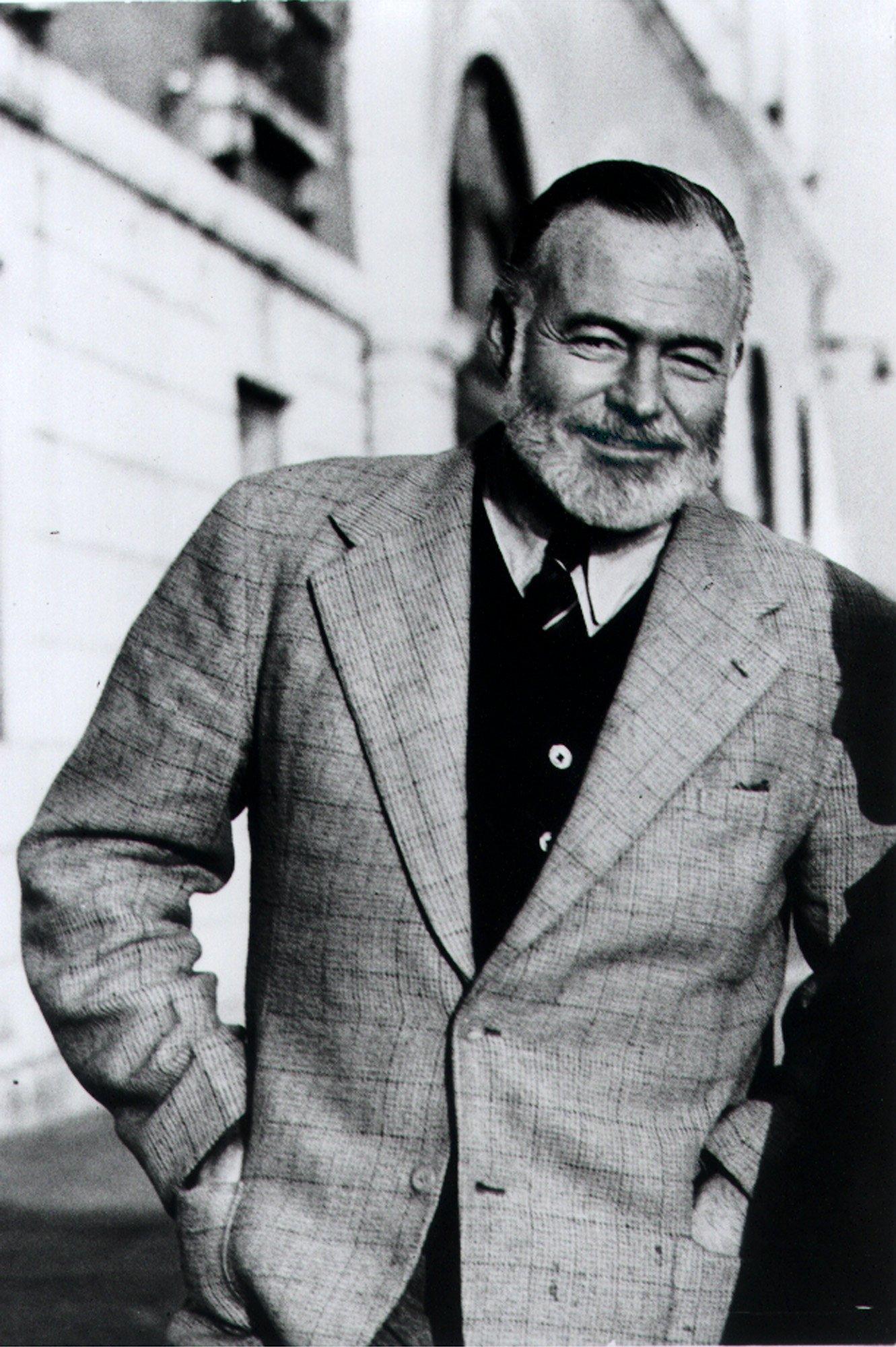 Ernest Hemingway fotograferad på Suckarnas Bro i Venedig av hans vän Aaron Edward Hotchner, 1950.