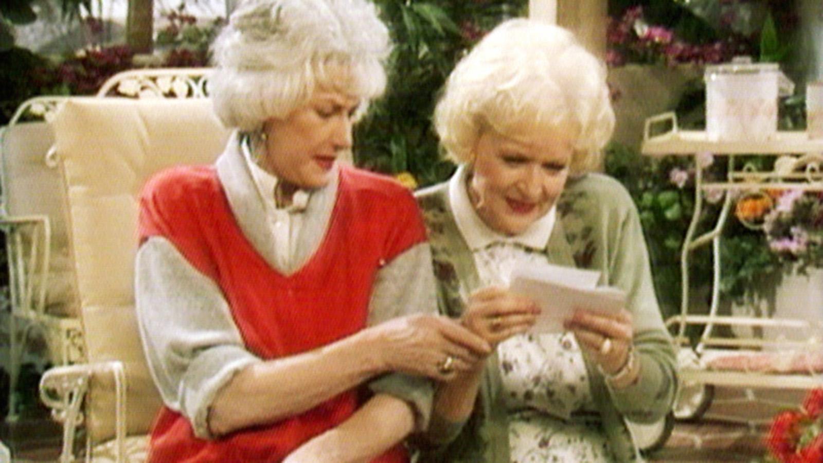 Betty White (till höger) och Rue McClanahan i populära tv-serien ”Pantertanter” (på engelska ”Golden girls”).