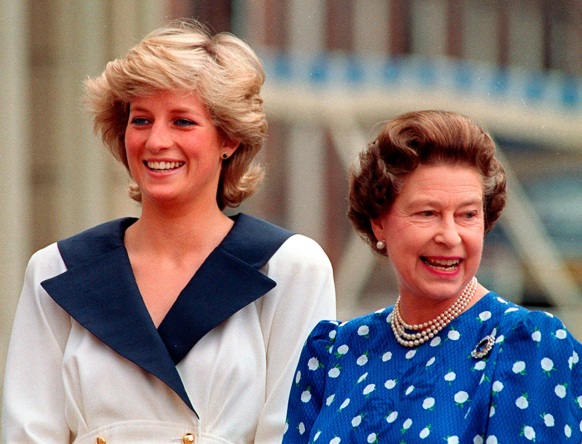 Prinsessan Diana och drottningen 1987. 