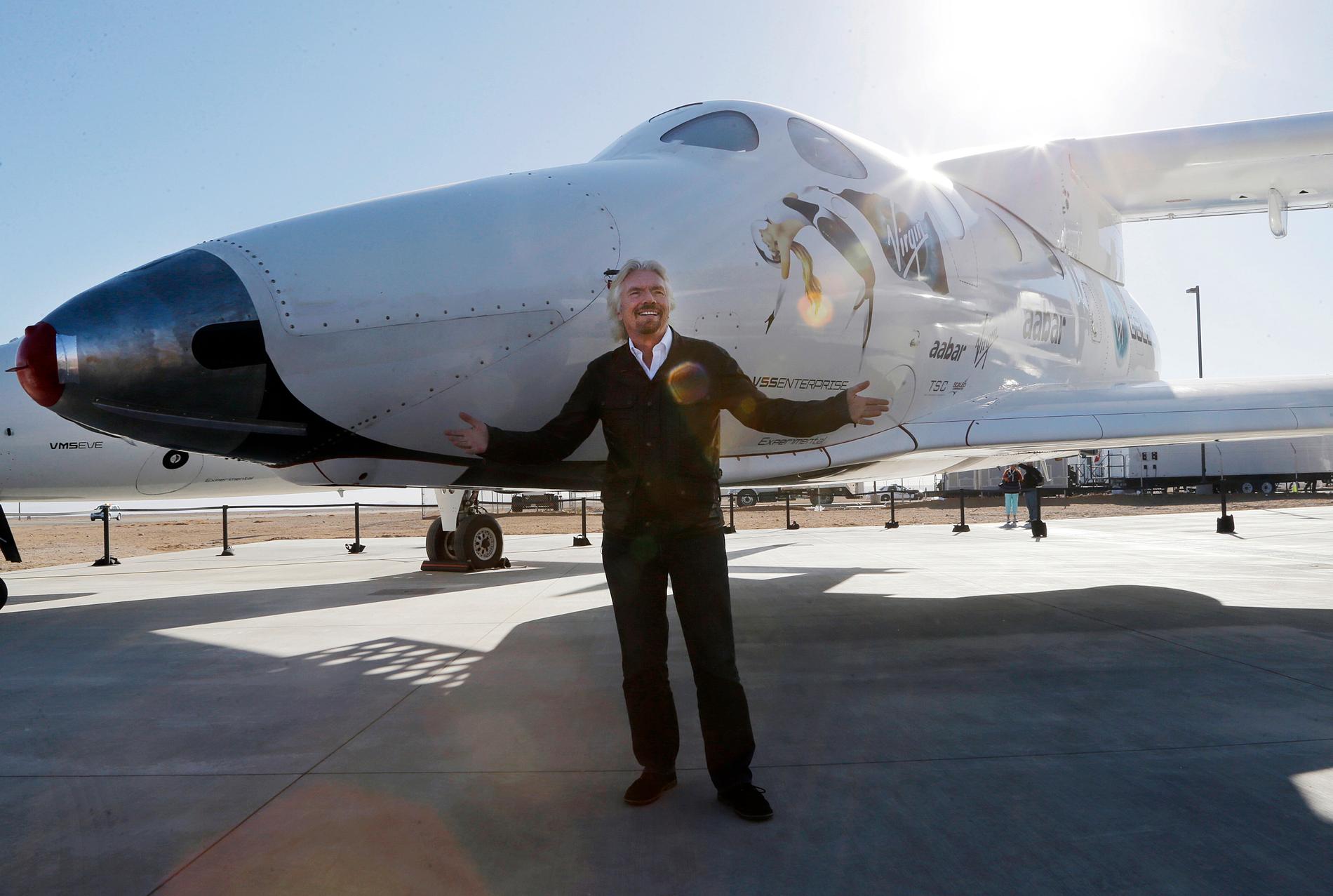 Richard Branson med det första SpaceShipTwo.