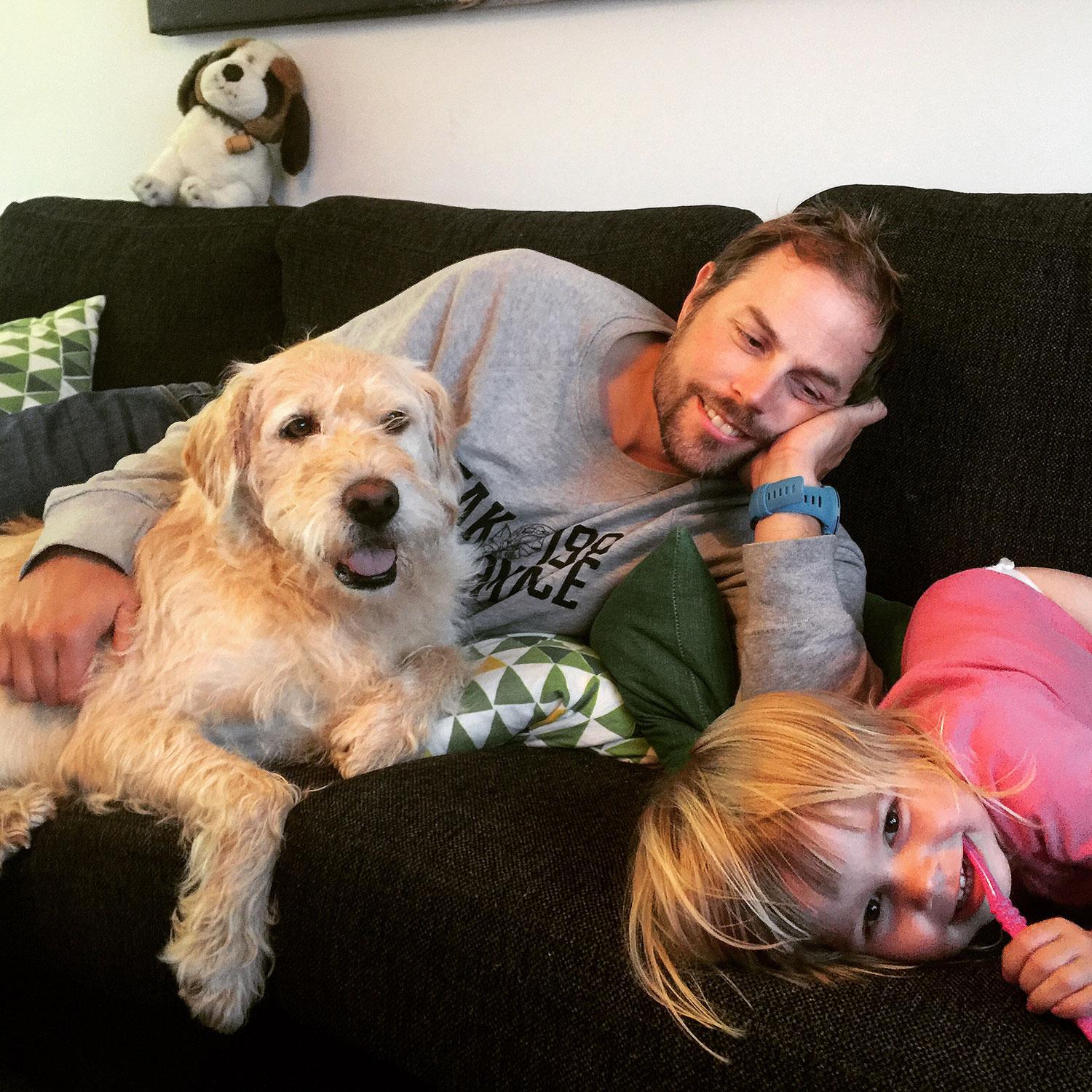 Här myser Arthur med sin familj hemma i soffan.
