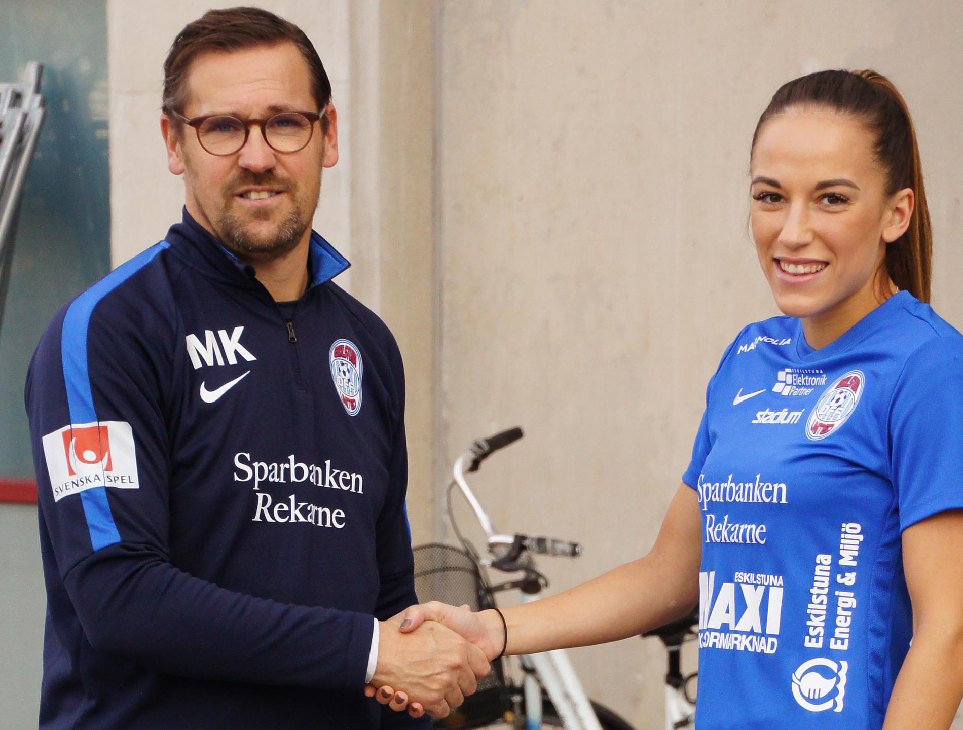 Anna Oscarsson tillsammans med sin nya tränare Magnus Karlsson i Eskilstuna United.
