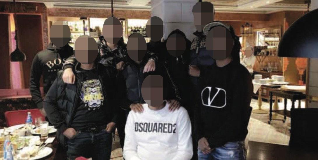 Bilden visar flera unga män som enligt polisen tillhör det kriminella nätverket Rinkeby 1 och som beskrivs som en undergrupp till Shottaz. 