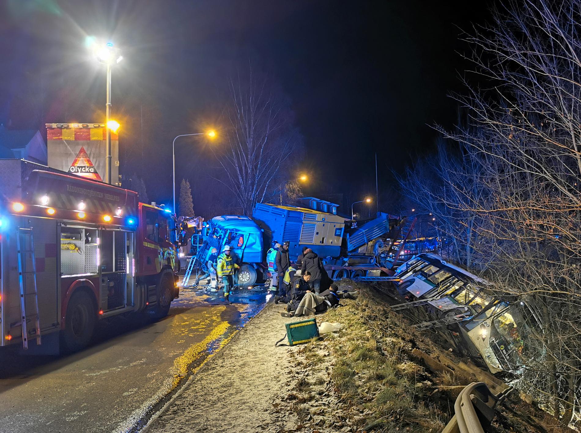 Flera ambulanser har ryckt ut till olycksplatsen i Sundsvall.