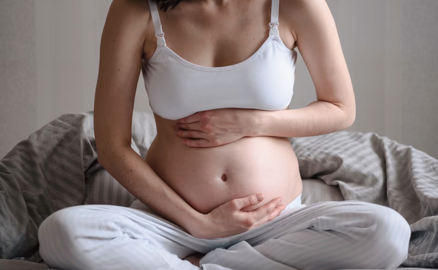 Det finns ett intresse för så kallade ”vilda graviditeter”, men att avstå från besök hos mödravården och ultraljud är något överläkaren Sophia Brismar Wendel avråder från.