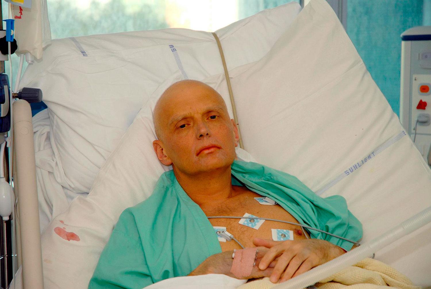 Alexander Litvinenko döende i sjukhussäng i London.