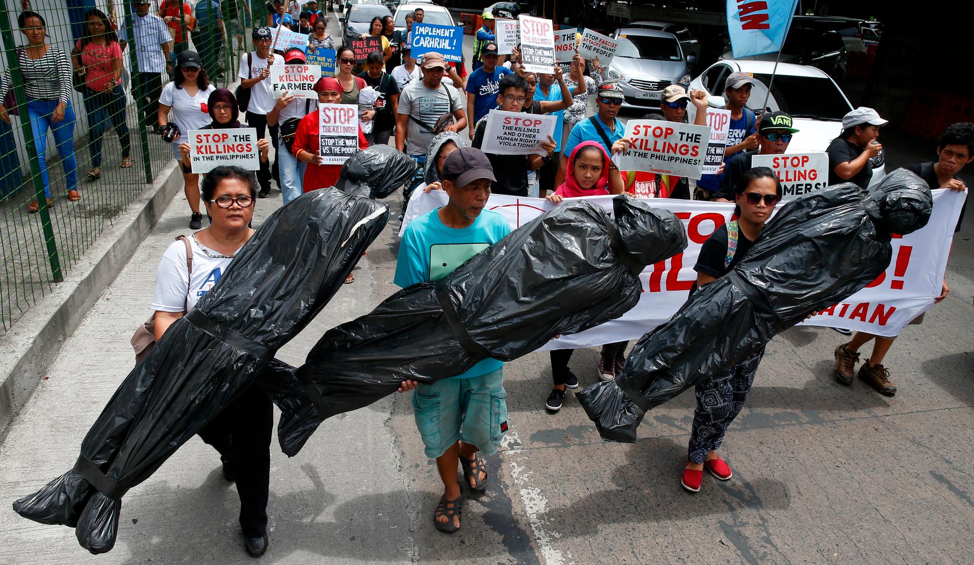Demonstranter i Quezon, norr om Manila, bär på dockor som symboliserar de många människor som dödats i det så kallade kriget mot narkotikan. Arkivbild.