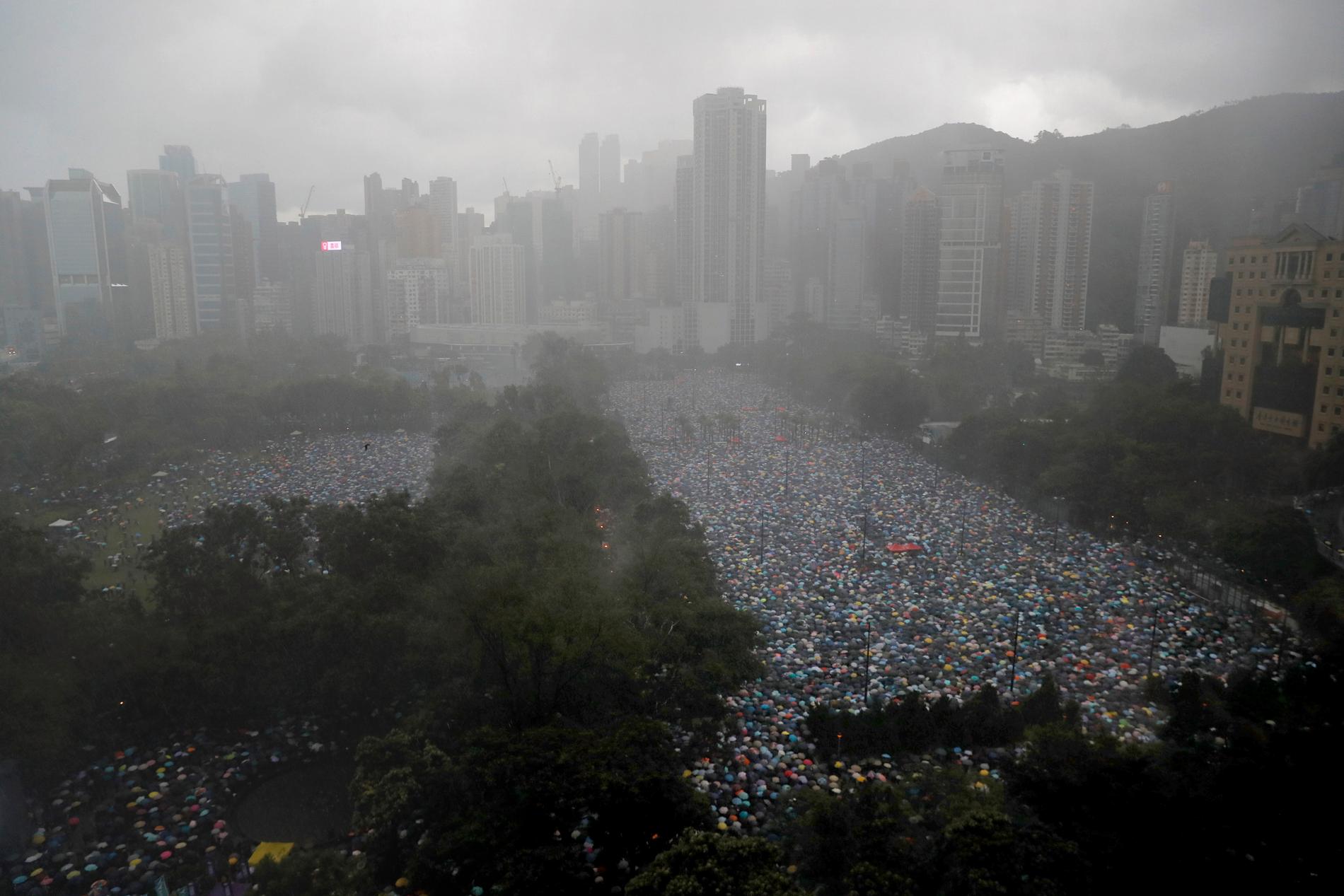 Demonstranter vid Victoria Park i Hongkong i söndags.