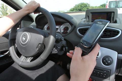 Förbud mot mobilanvändning bakom ratten är lönlöst enligt ny rapport.