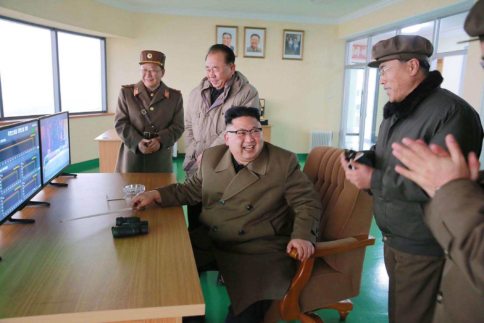 Kim Jong-un hotar att sänka USA:s superubåt.