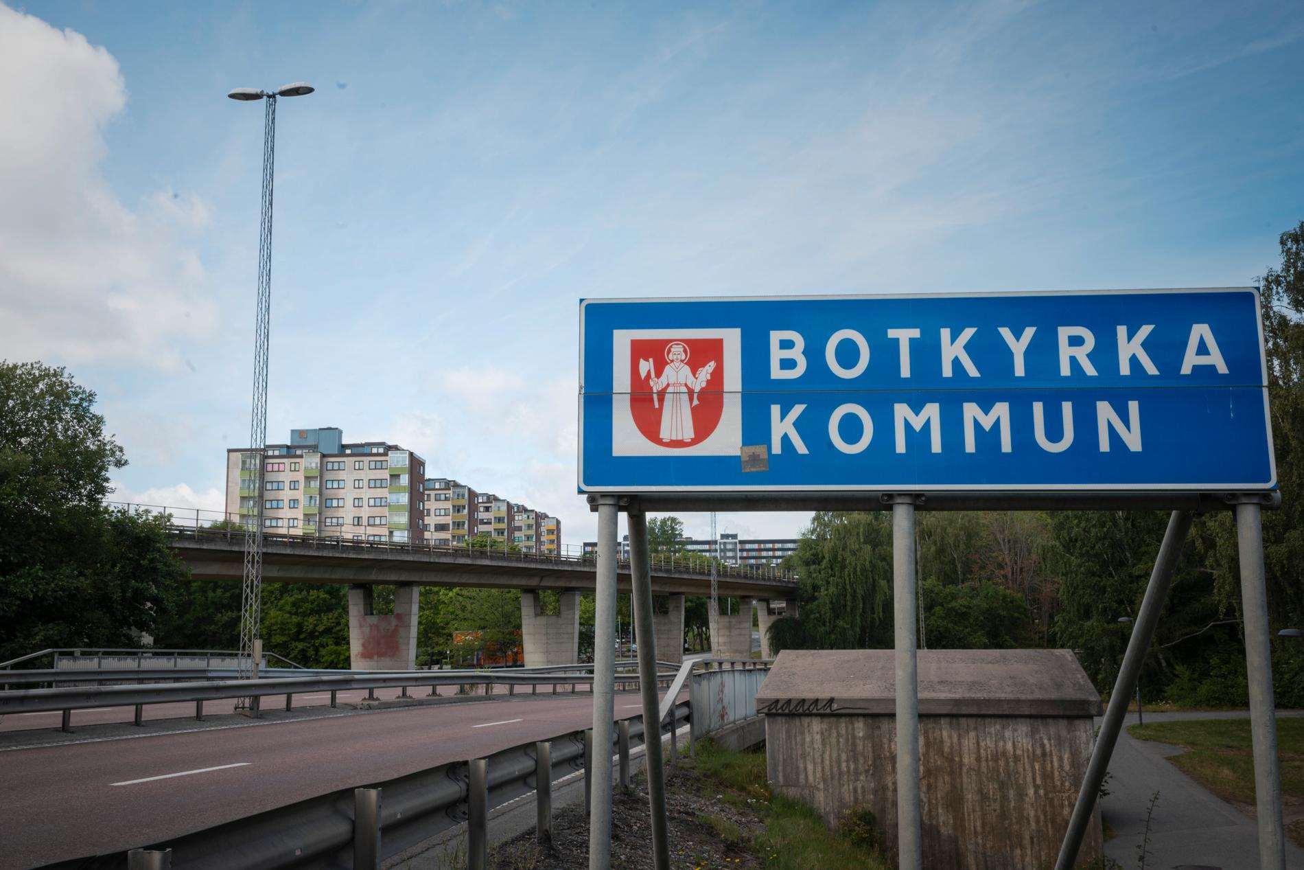 Kommundirektör Leif Eriksson köps ut av Botkyrka kommun.