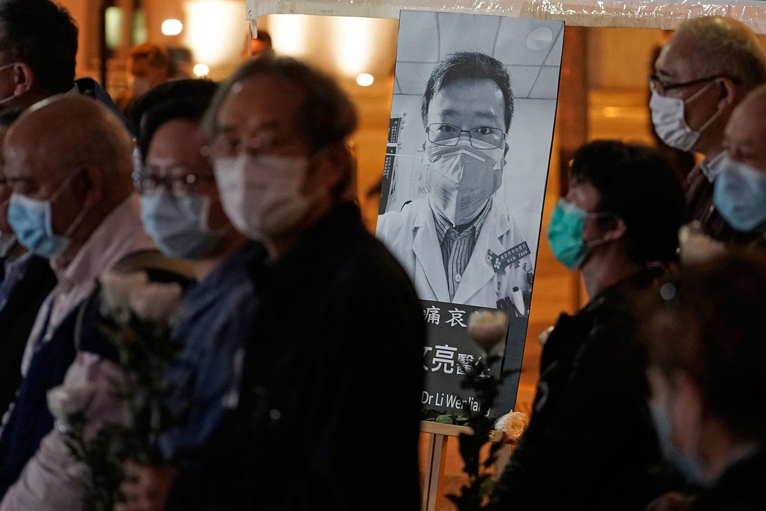 Kinesiske läkaren Li Wenliang försökte slå larm om nya coronaviruset. Efter sin död hyllades han på en vaka i Hong Kong.