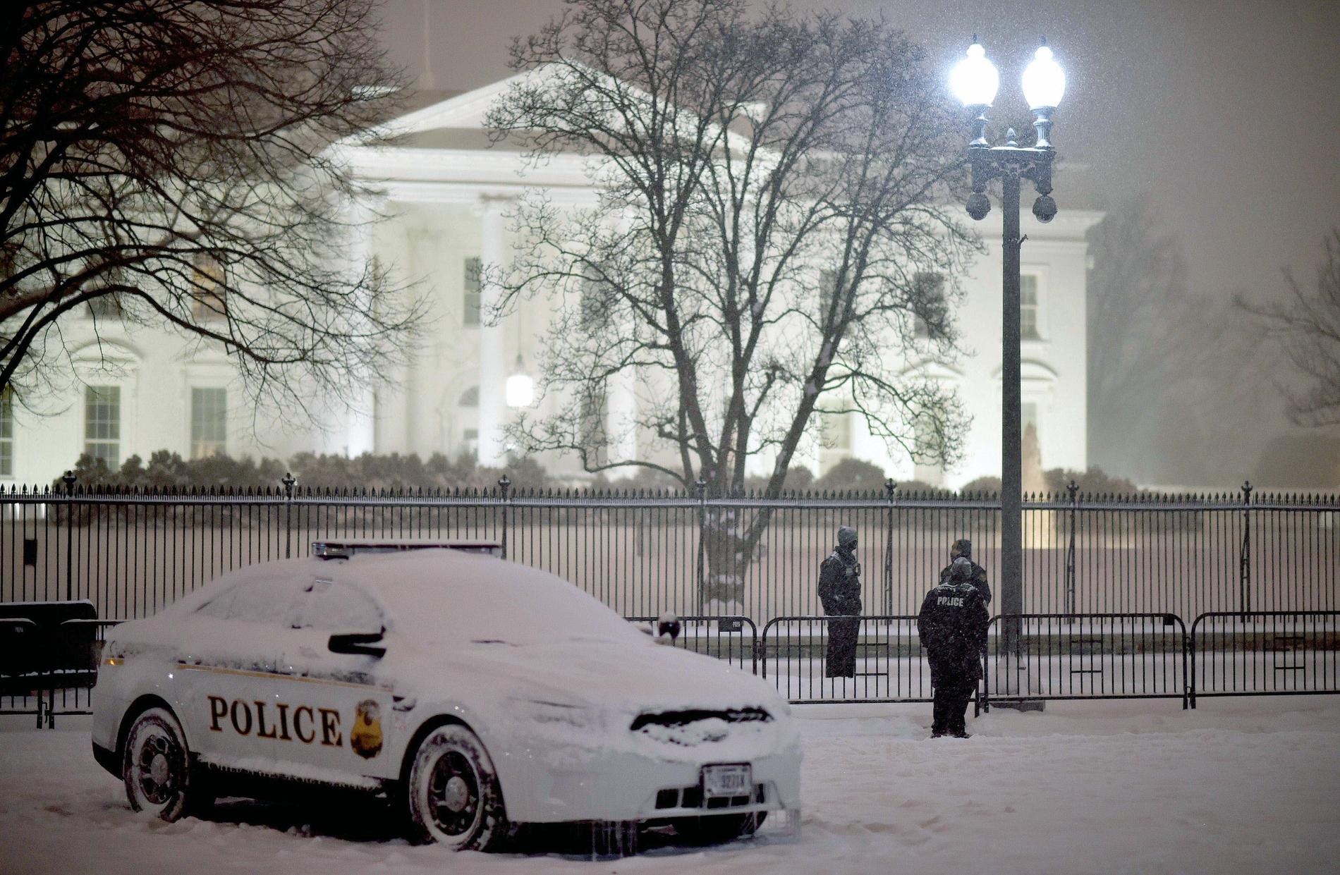 Ännu vitare huset. Secret Servicepersonal på vakt utanför Vita Huset när ovädret drog fram över Washington.
