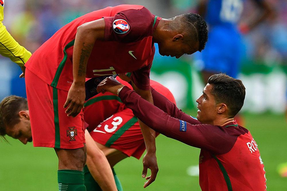 Ronaldo ger kaptensbindeln till Ronaldo under EM-finalen