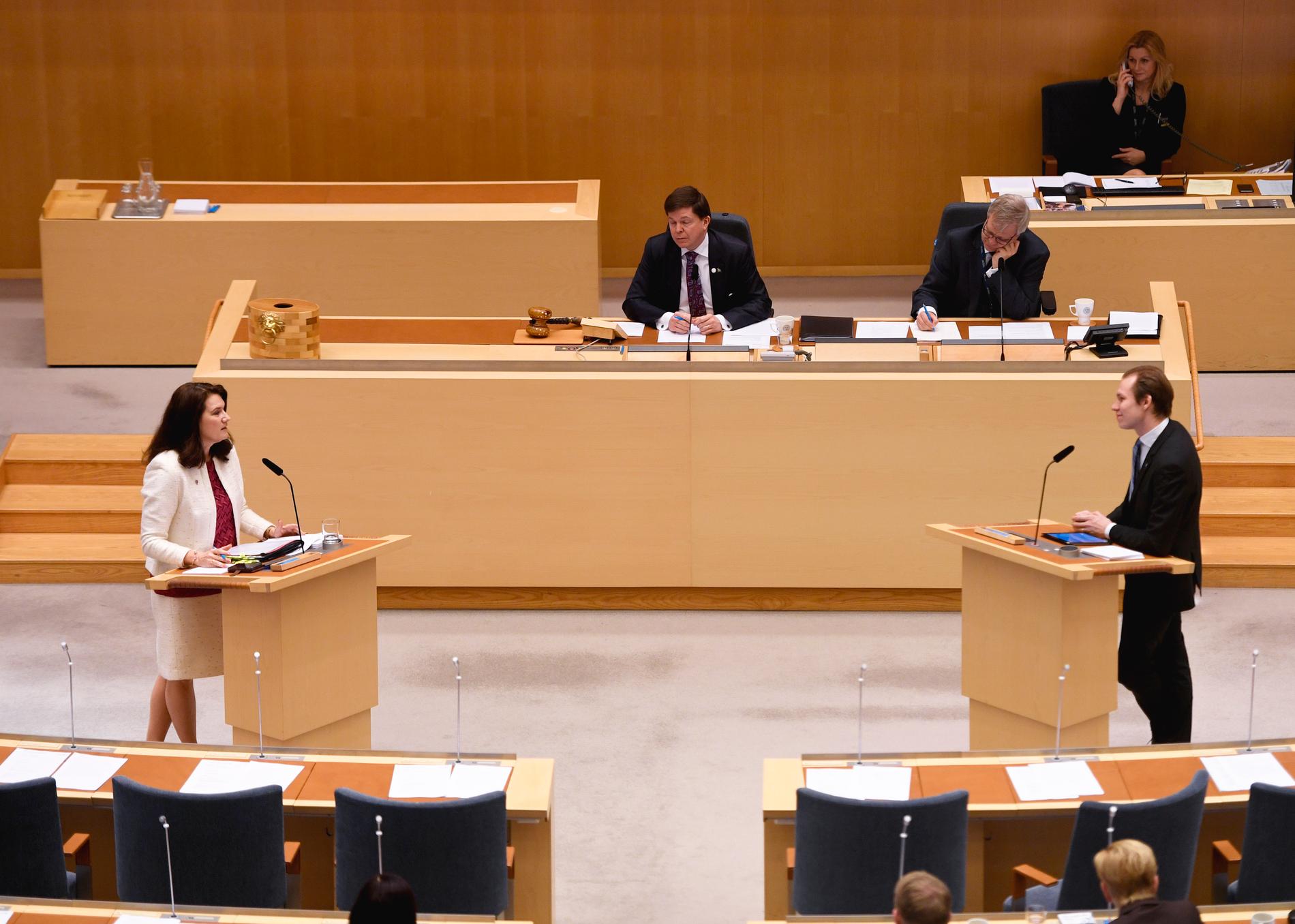 Utrikesminister Ann Linde (S) och Markus Wiechel (SD) debatterar under den utrikespolitiska debatten i riksdagen i Stockholm.